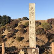 日本100名城の山中城跡（静岡県）、天守閣も石垣も残っていないが特徴的な障子堀と土塁が現存