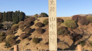 日本100名城の山中城跡（静岡県）、天守閣も石垣も残っていないが特徴的な障子堀と土塁が現存