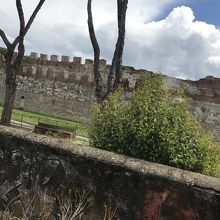 ピサ・セントロ駅からこの様な城壁が続いています