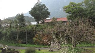 急峻なモッチョム岳が臨めます。