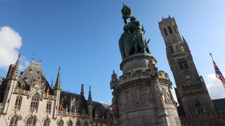 街の中心にあります