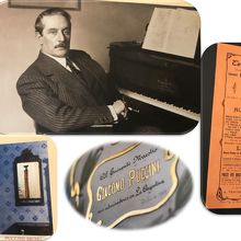 階段の壁にプッチーニの展示がありました