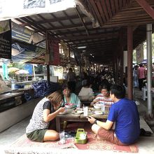 地元の皆さん週末を楽しんでます。