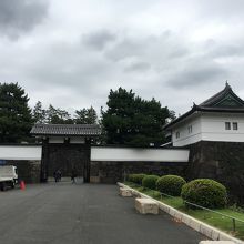 橋のたもとから。