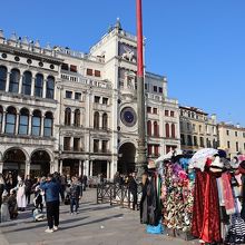 カーニバルでにぎわう時計台前の広場