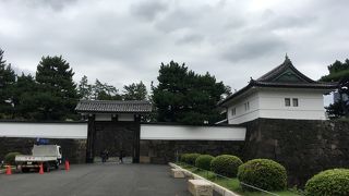 有名な門へつながる橋。