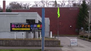 美術館外部にも、彫像などがある