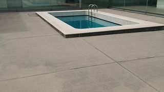 あのプールは平日でも混みすぎです