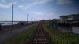 海岸にそって鉄道が走って単線の線路を走行