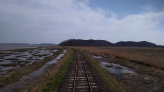 JR根室本線はたった一両で、前方がよく見え、線路が海・湖のすぐそばを通る