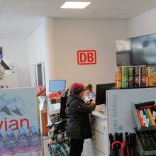 フュッセン駅の切符売場はお土産さんの受託業務
