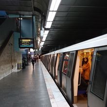 駅のホームは清潔