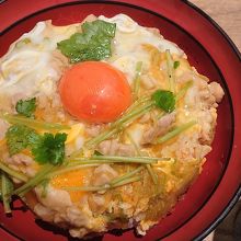 親子丼は見るからに良質な生卵、鶏肉が使われ大変美味しい♪