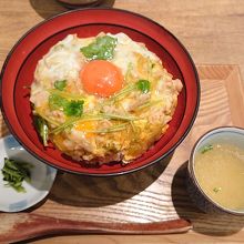 特上親子丼￥1,200。良質な生卵と鶏肉。無料でご飯大盛り♪