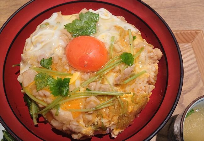 親子丼と担々麺、鶏肉の唐揚げメニューがたいへん美味しいお店♪