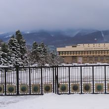 背後の山との対比が美しい建物