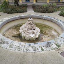 庭の中央部にあります