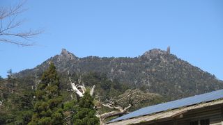 屋根の上に太忠岳の天柱岩が見えました。