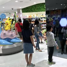 右の壁はタッチパネルの特大ポケモン図鑑