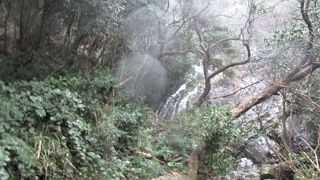 急な岩肌を流れ落ちる滝です。
