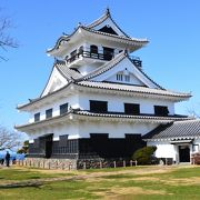 昭和57年に再建された館山城は福井の丸岡城を模して建てた模擬城