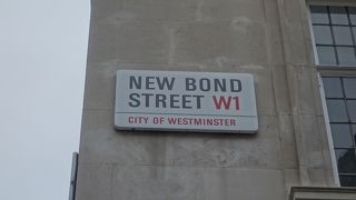 Old Bond と New Bond の通りはつながっています。高級ブティック街です。