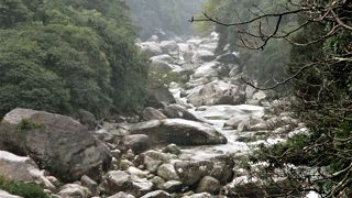 大きな岩がいくつも転がっていました。