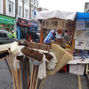 Portobello Road にそって，とっても長く伸びている路上マーケット。