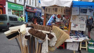 Portobello Road にそって，とっても長く伸びている路上マーケット。