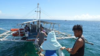 マクタン島のフェリーターミナルからオランゴ島へ行く船はこんな感じ