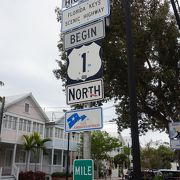 アメリカ国道１号線の始まりと終わりを示す標識