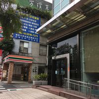 ホテルの入り口、隣はコンビニ