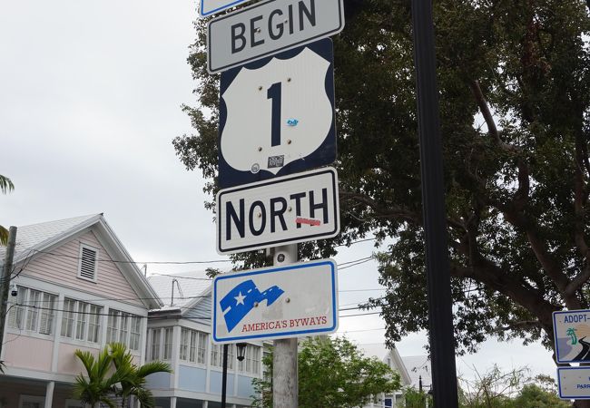 アメリカ国道１号線の始まりと終わりを示す標識