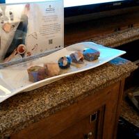 シーズナルアメニティ。その国や地域のお菓子のプレゼントです。