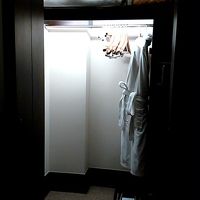 扉を開くとクローゼットです。