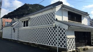 開港の栄華を伝えるなまこ壁の建物