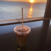 夕陽を眺めながらアイスコーヒー！