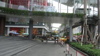 雨に濡れずに駅からアクセスできる立地