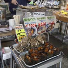 海鮮食材がごろごろと並ぶ店内。