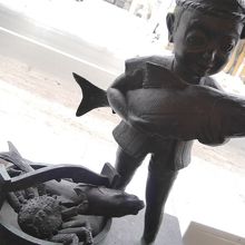 市場内にある子供の像。