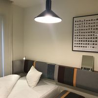 白基調の統一感のあるインテリアのお部屋