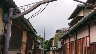 路面には石畳が敷き詰められ京都らしい風情を楽しめる。