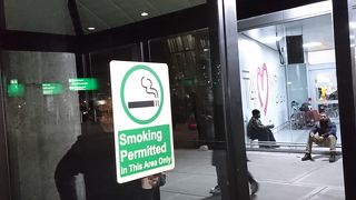 喫煙ブース完備