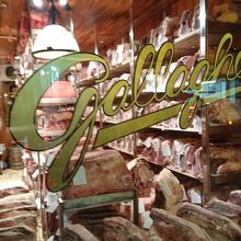 入口横のウインドーから熟成肉のストックが見られる