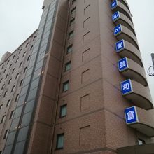 外からホテルを見上げます