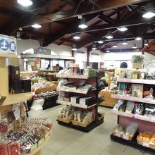 売店はそれほど大きくないものの色々な商品があります