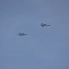 基地に戻るのだろうか、戦闘機も飛んでいた