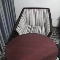 丸テーブルに大きめの椅子