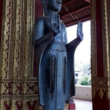 入口の仏像