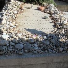 石ころで囲まれたシャガールの墓石